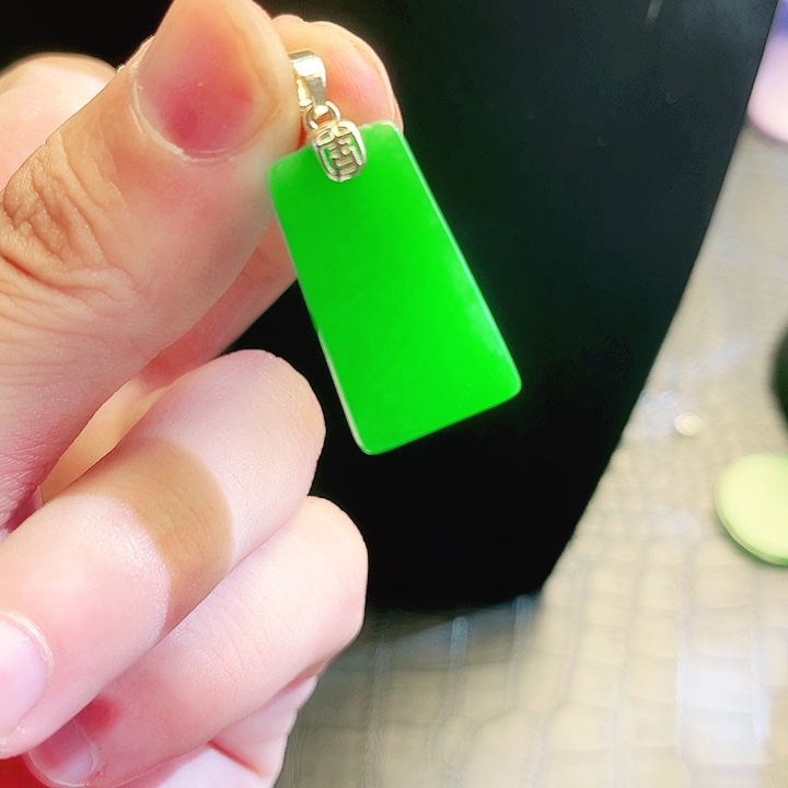 颈饰18K金镶嵌翡翠