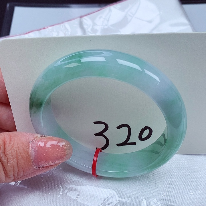 翡翠手镯未镶嵌翡翠