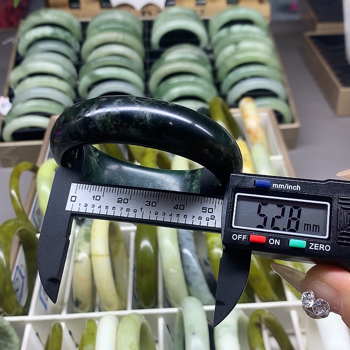 未镶嵌蛇纹石玉手镯63