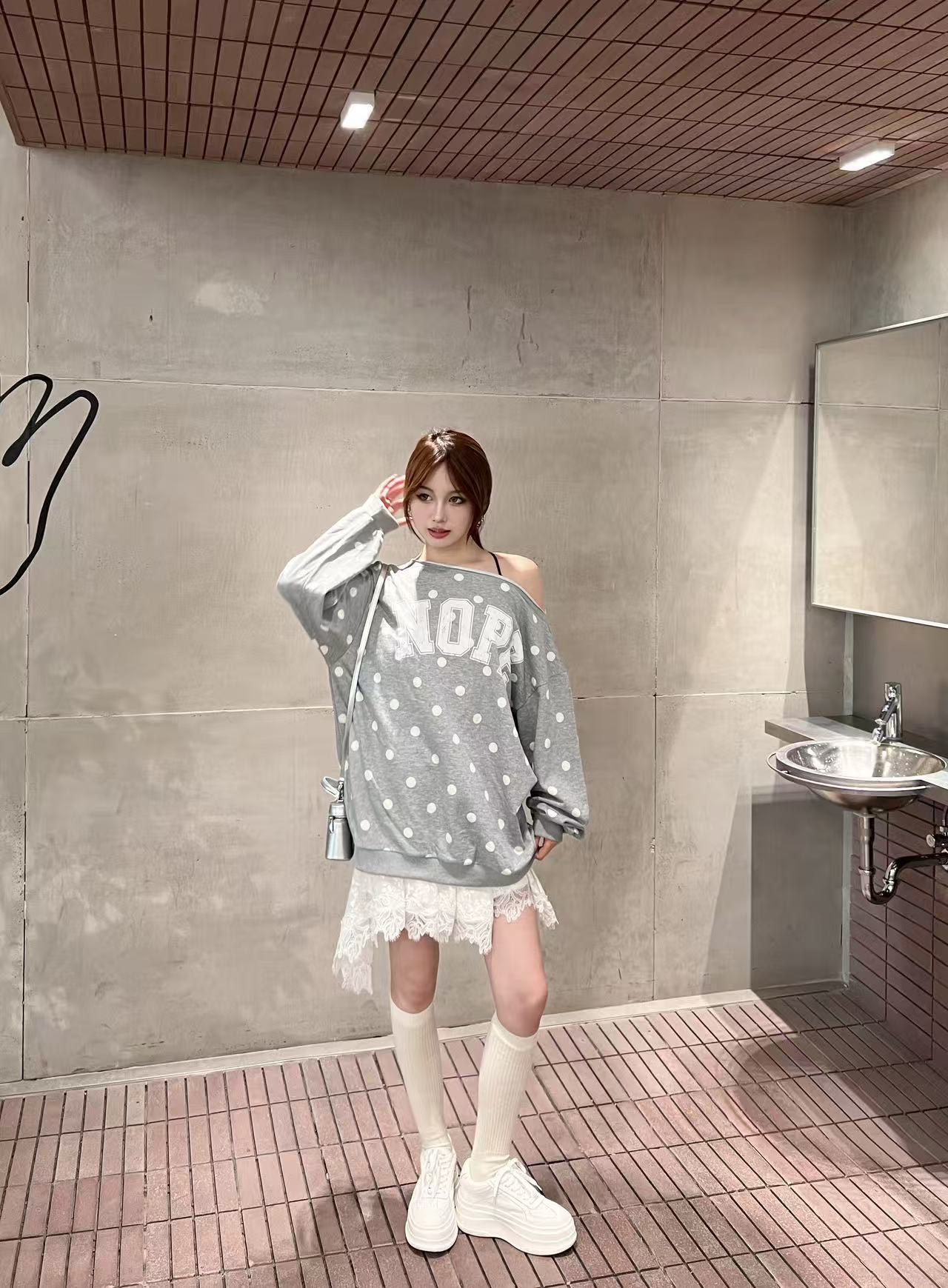 秋季长袖字母薄款斜领休闲风卫衣印花百搭休闲时尚