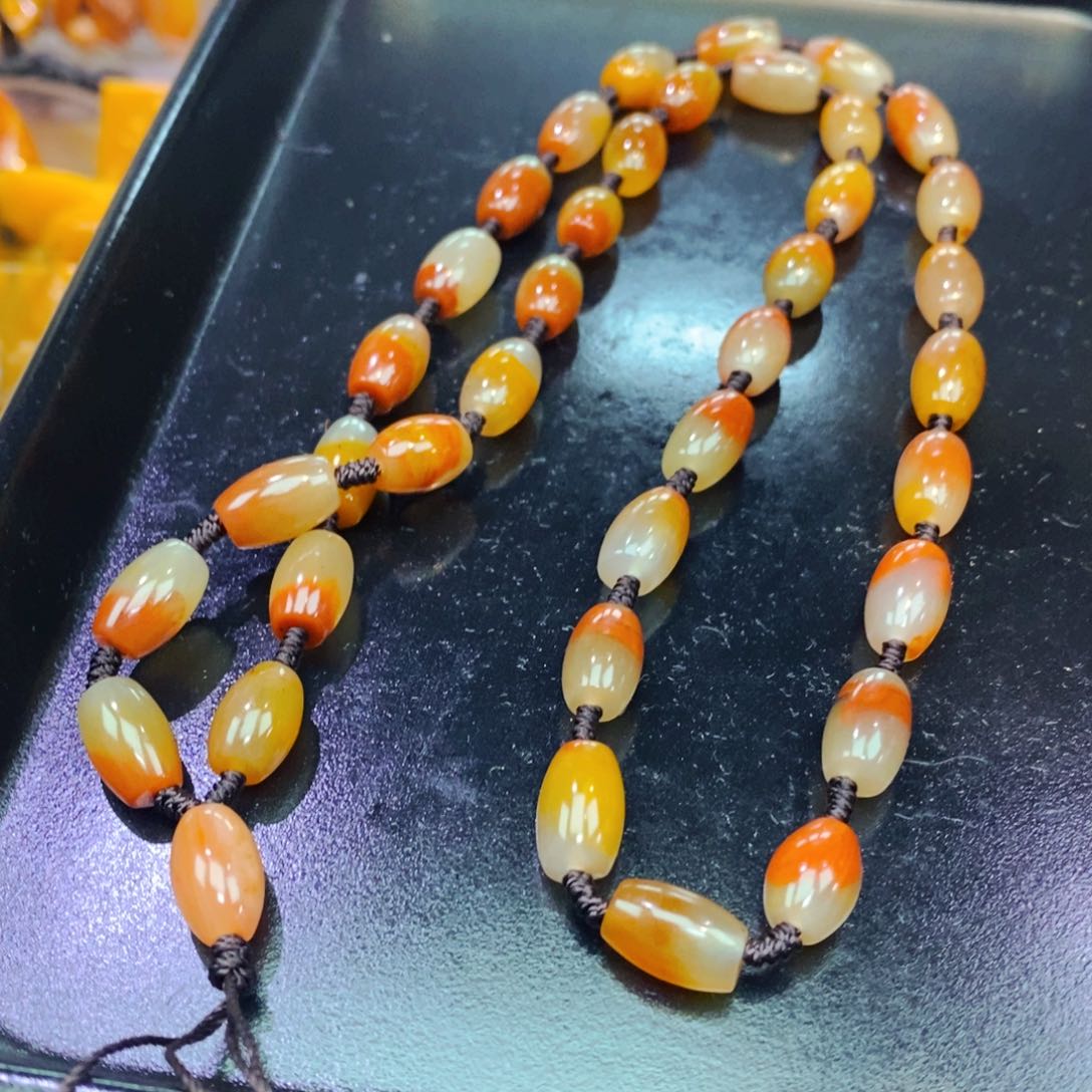 未镶嵌石英质玉（黄龙玉）颈饰