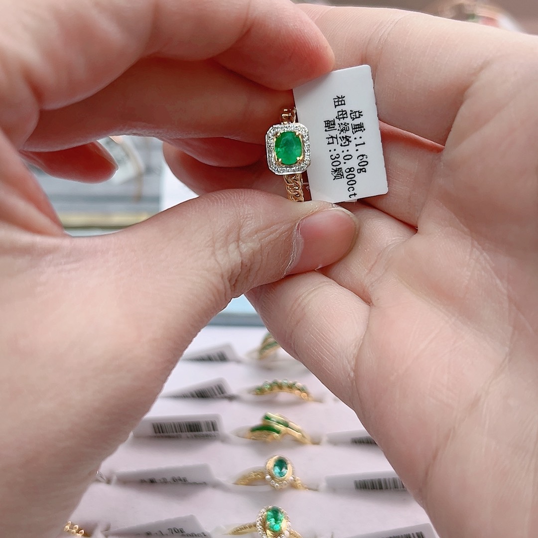 祖母绿戒指18K金镶嵌