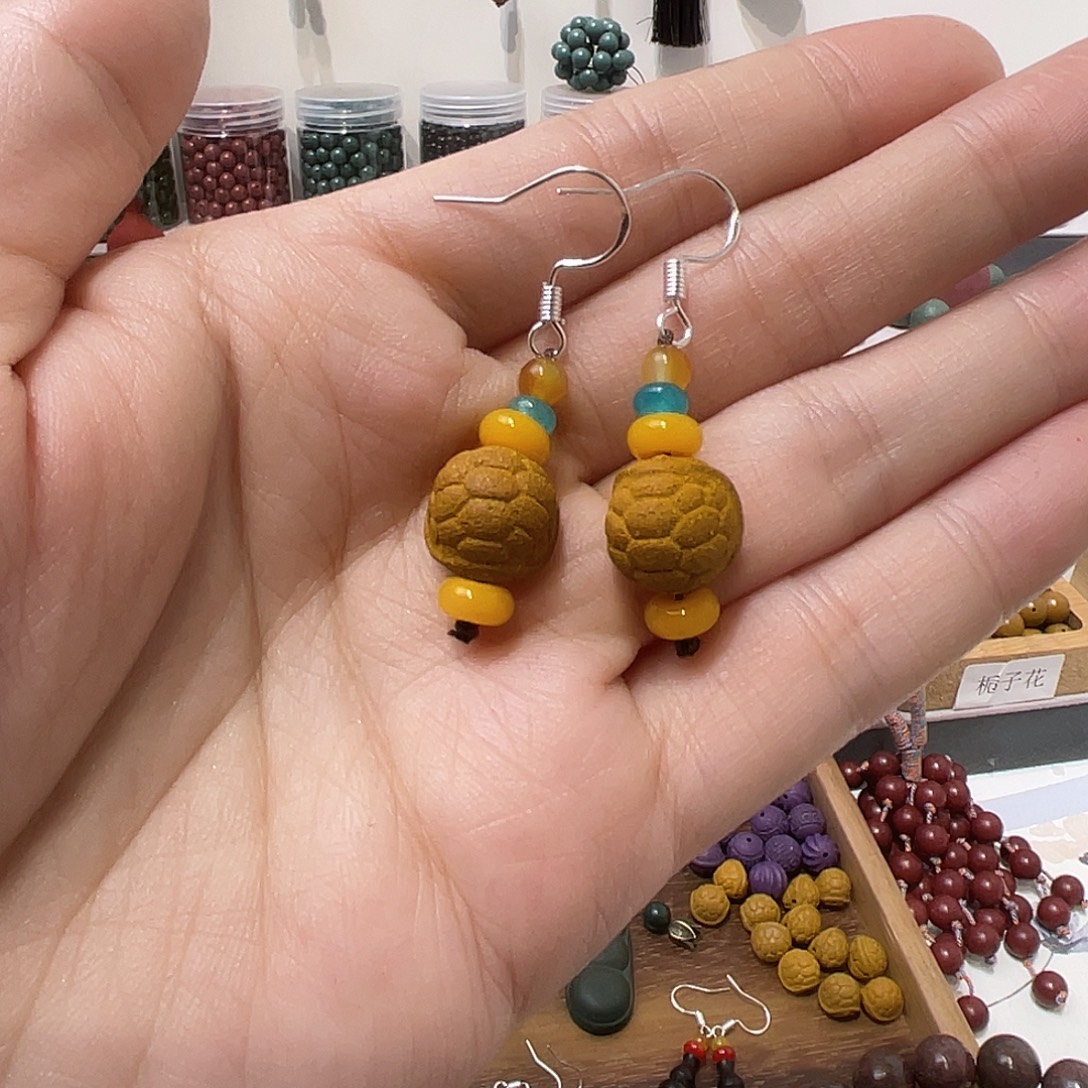 泥塑合香富甲天下耳饰一对黄色款