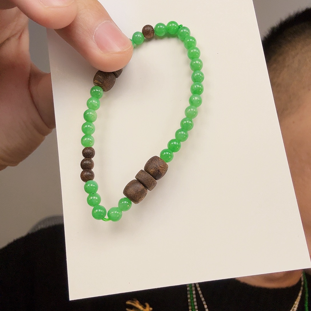 翡翠未镶嵌颈饰一件