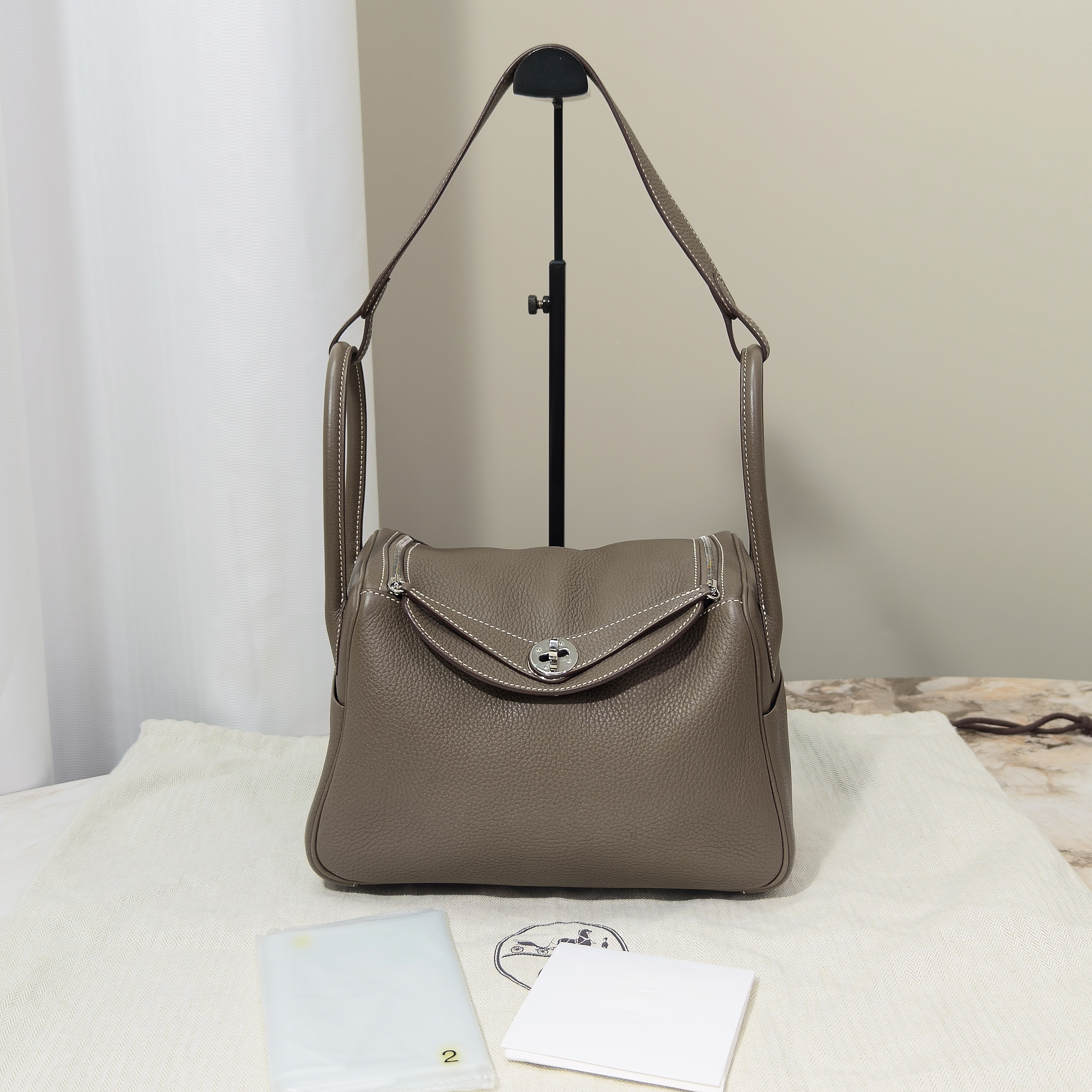 95新 Hermes/爱马仕 大象灰银扣Lindy26手提单肩包 61312