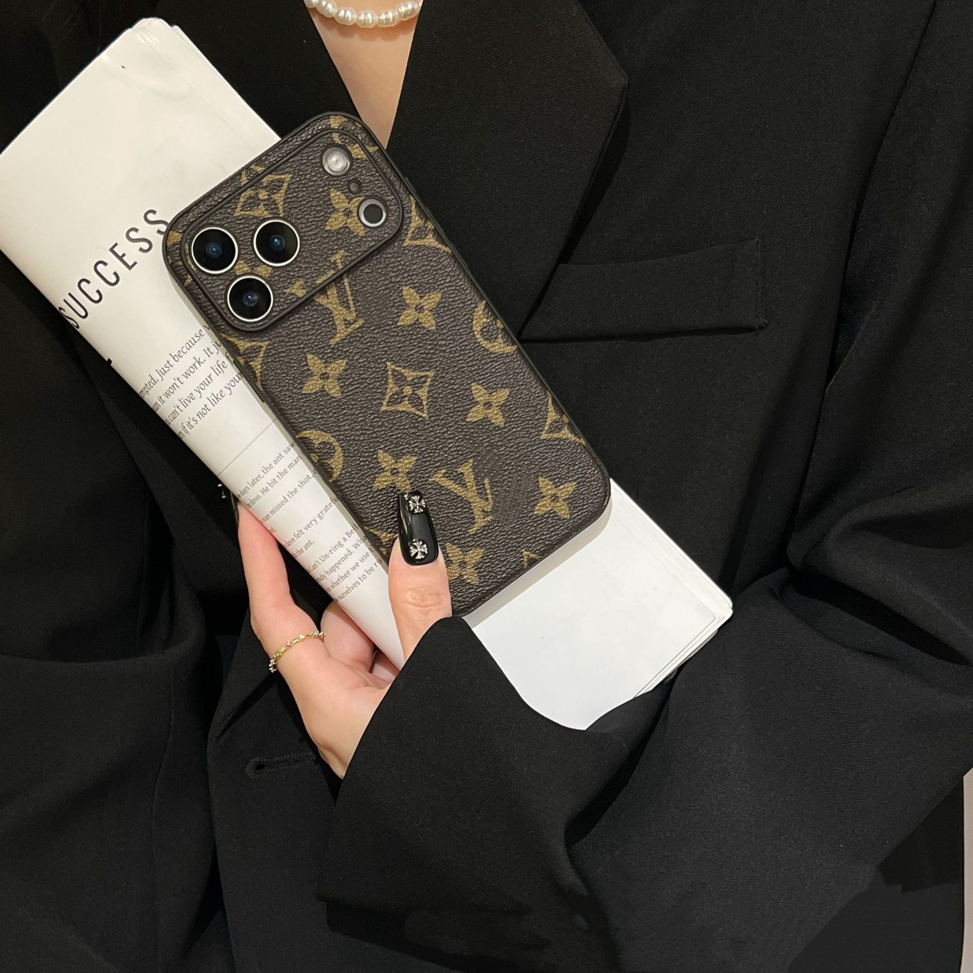 {Hello壳壳}经典V老花全包精孔皮质两色适用于苹果12-17手机壳