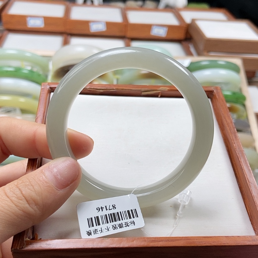 【闪购商品】和田玉手镯未镶嵌52