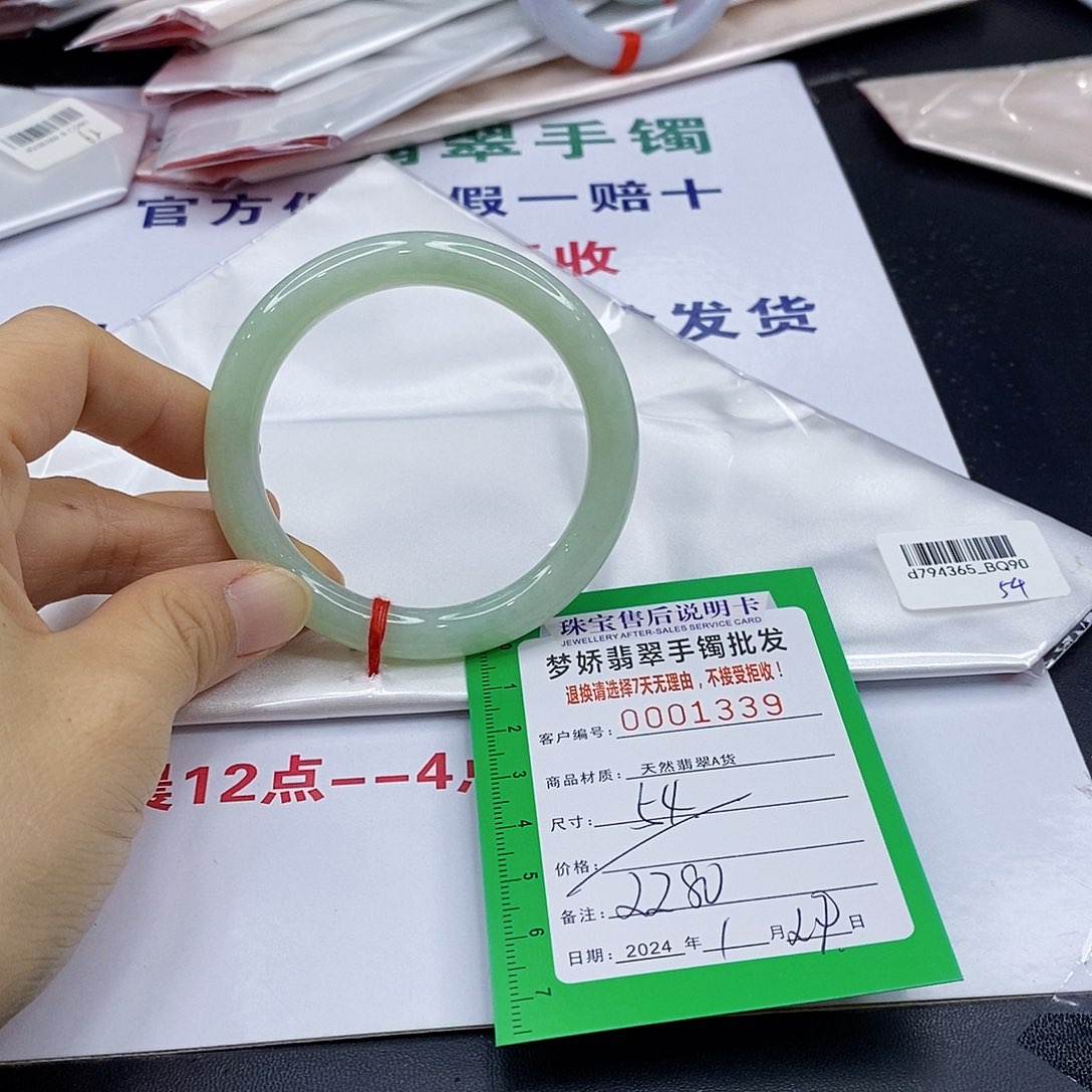 翡翠手镯未镶嵌小**团翡翠手镯