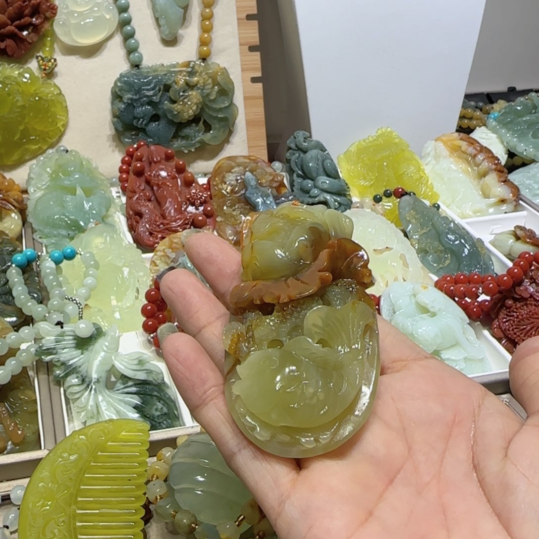 未镶嵌蛇纹石玉吊坠