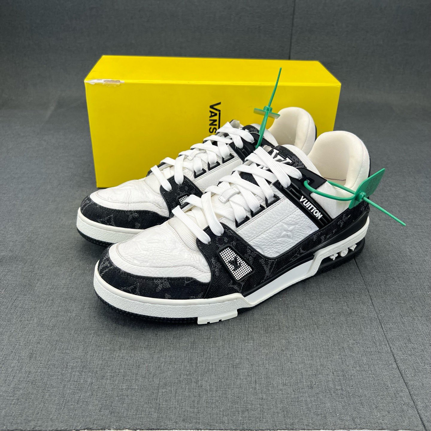 95新 LouisVuitton/路易威登 码数 43 lv trainer鞋黑白牛仔原盒