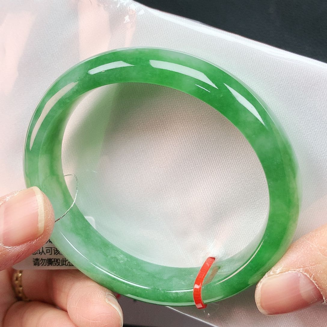 翡翠手镯未镶嵌56贵