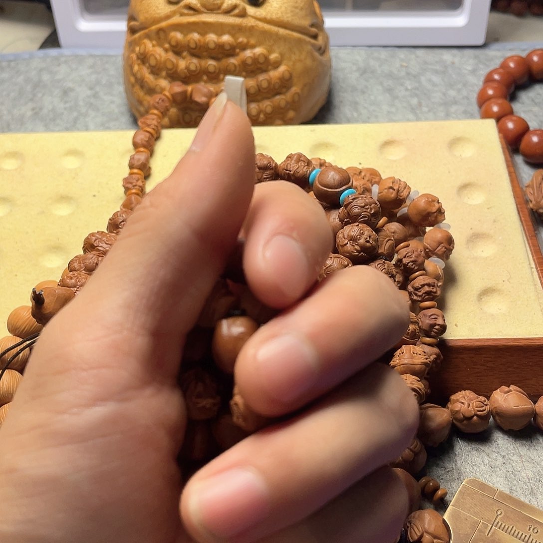 龙纹桃核雕刻生命之源