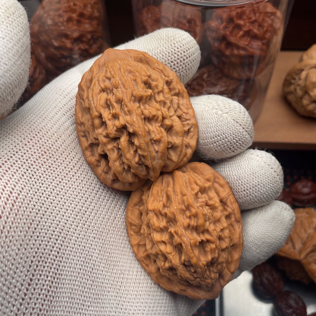 文玩核桃吊坠虎头