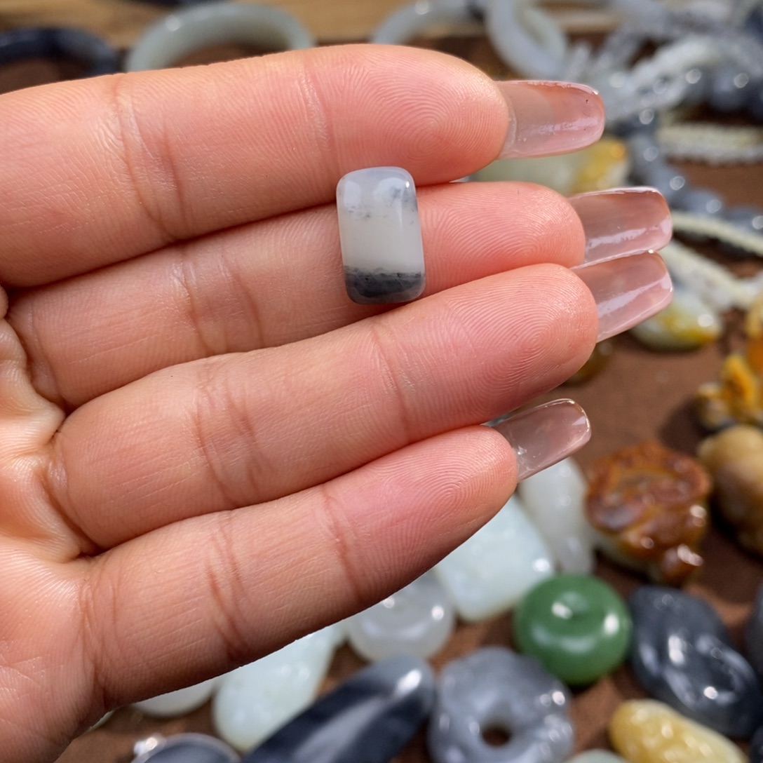 如***初和田玉未镶嵌颈饰