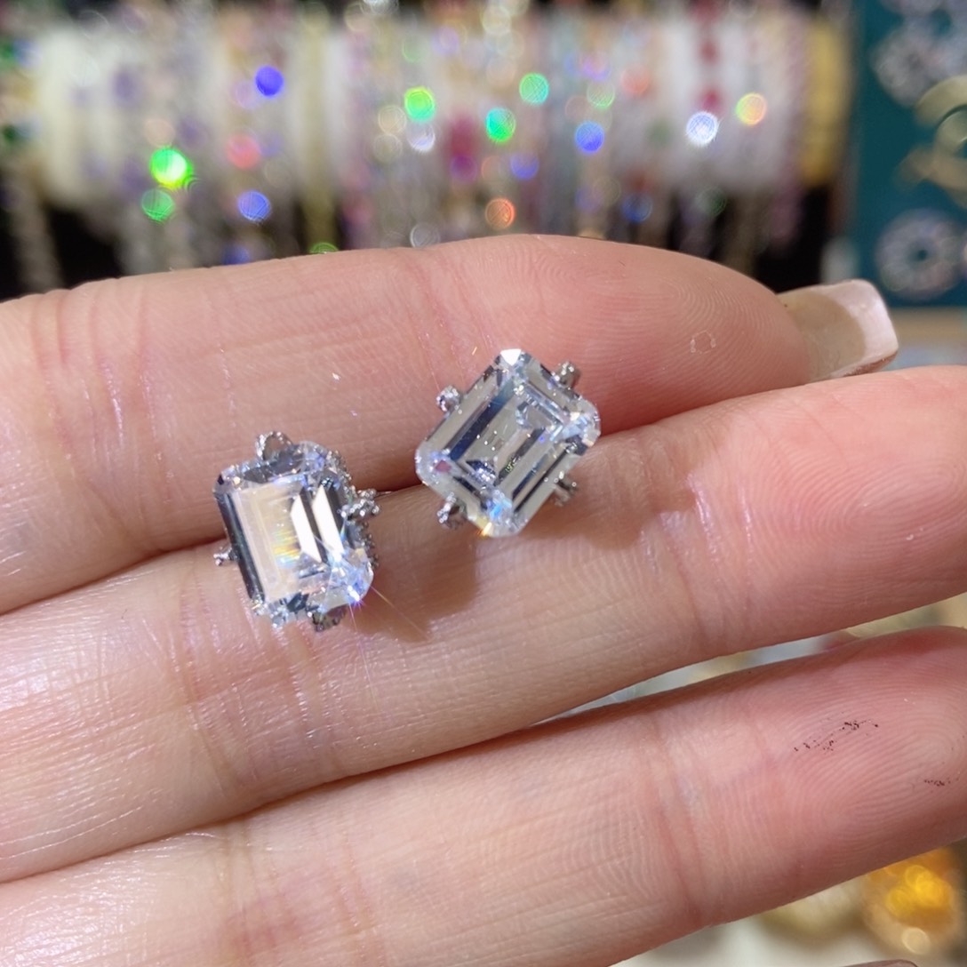 66锆石（处理）耳钉