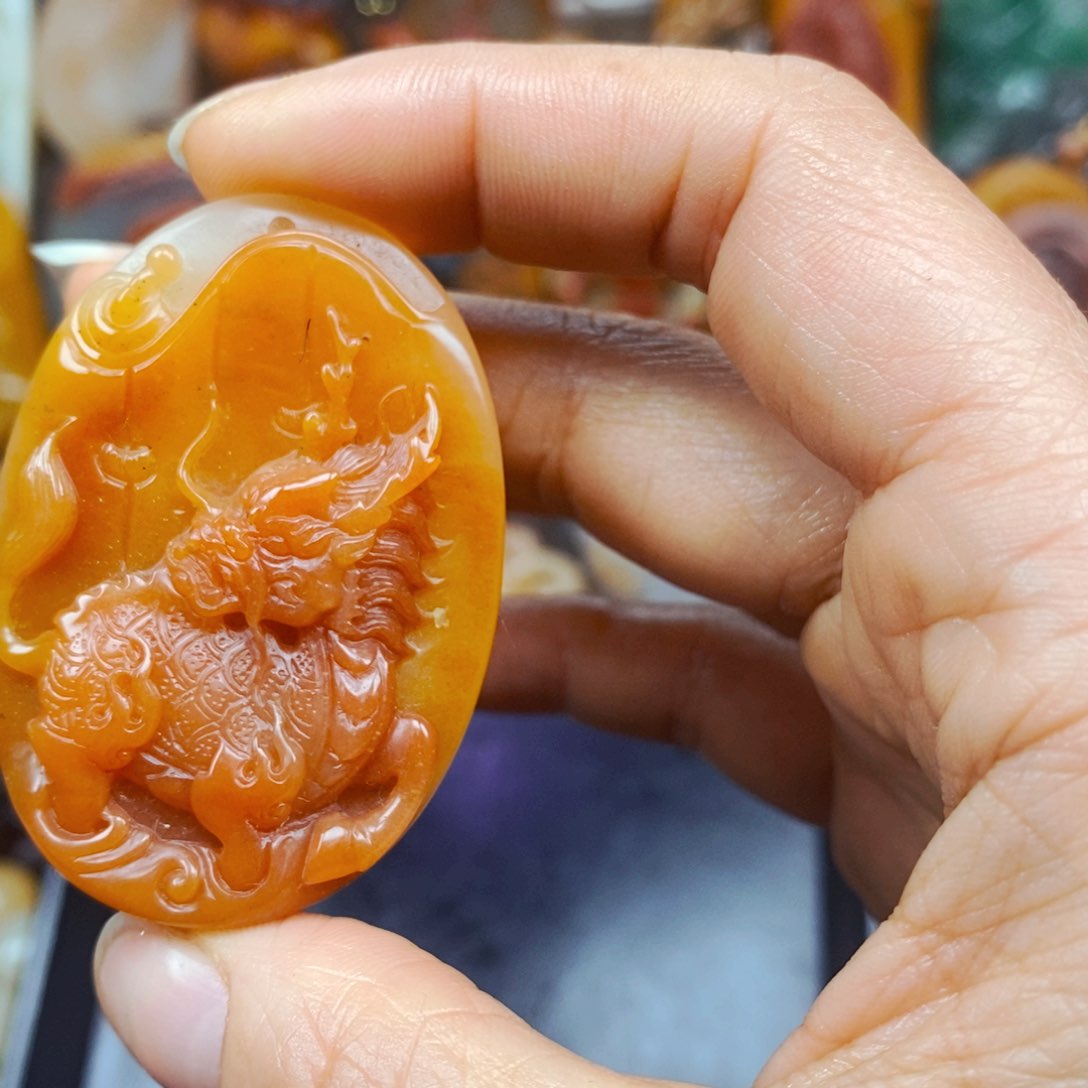 石英质玉（黄龙玉）未镶嵌颈饰