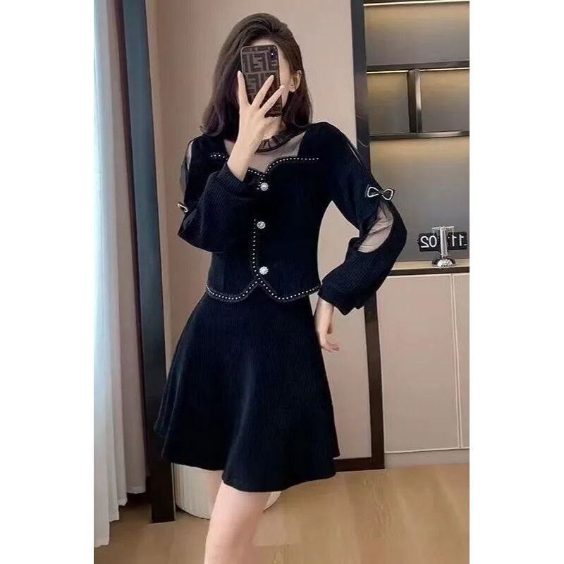 2025赫本复古优雅气质显瘦长袖灯芯绒连衣裙套装设计小黑裙修身女