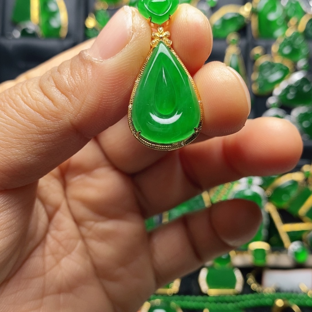 翡翠颈饰18K金镶嵌好***的特价