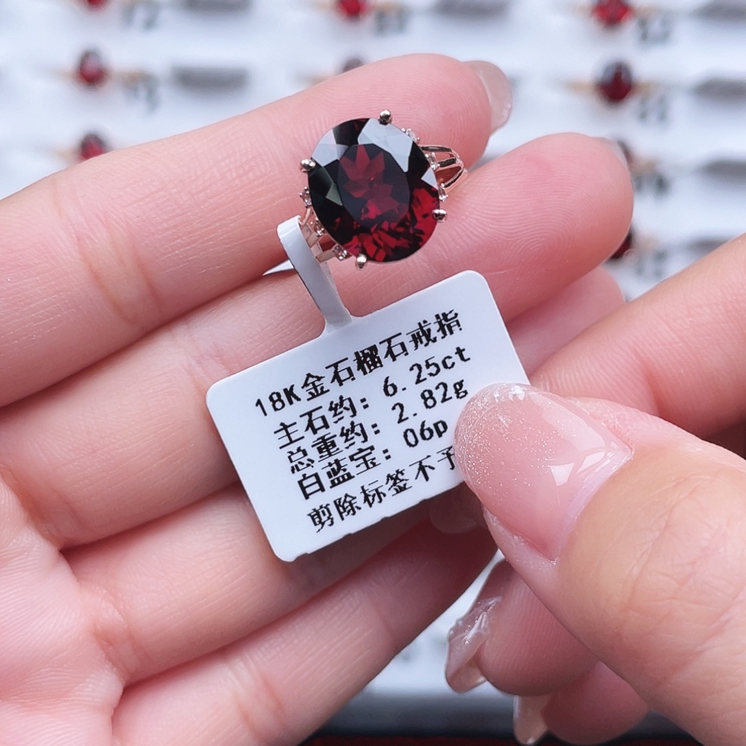 18K金镶嵌石榴石戒指