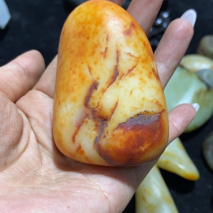 在***1和田玉（糖玉）未镶嵌挂件