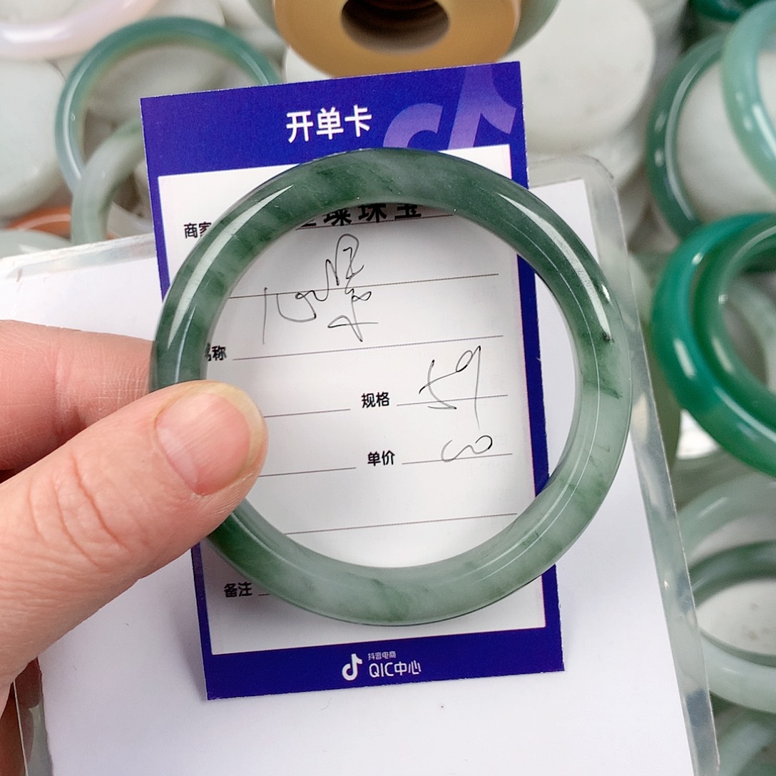 石英质玉手镯未镶嵌心*