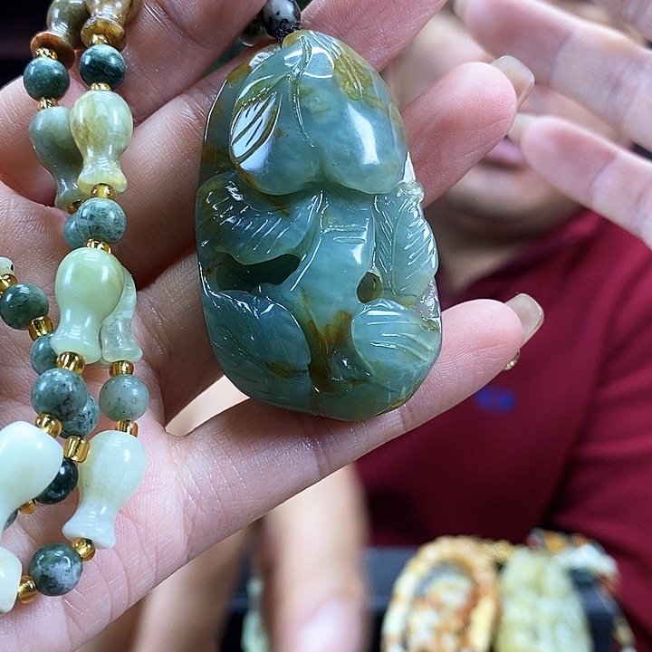 蛇纹石玉吊坠未镶嵌