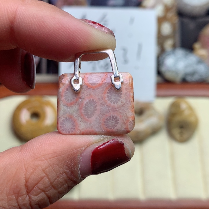 硅化珊瑚（珊瑚玉）颈饰未镶嵌