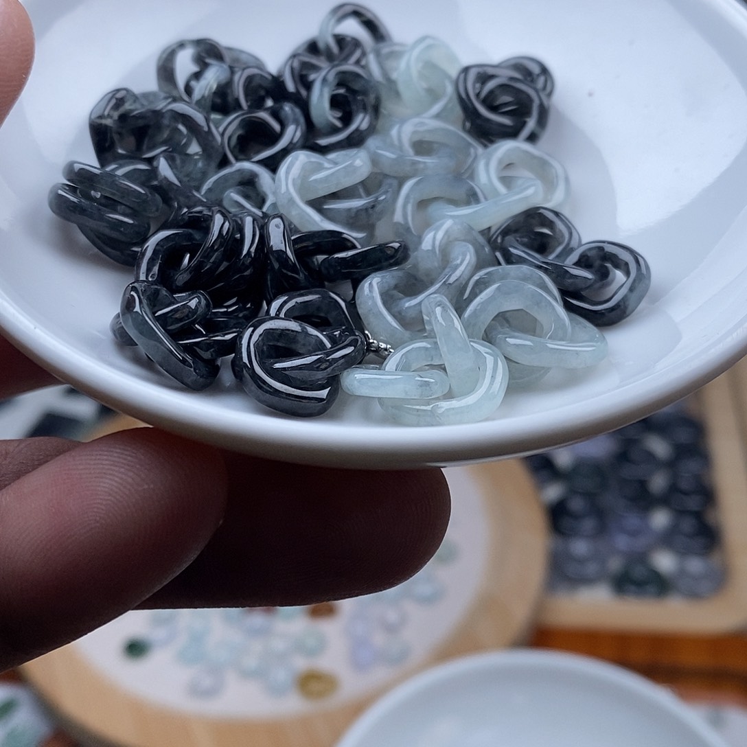 翡翠颈饰未镶嵌三环118一个