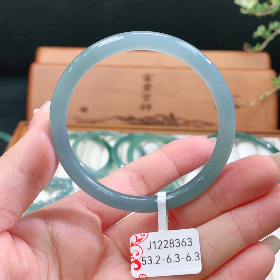 翡翠手镯未镶嵌天然