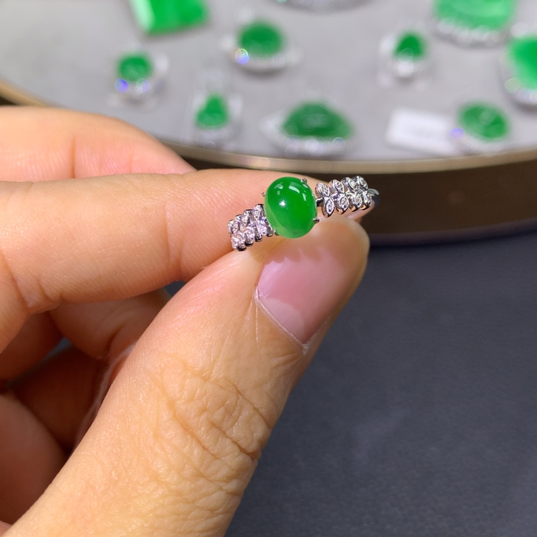 翡翠戒指18K金镶嵌翡翠