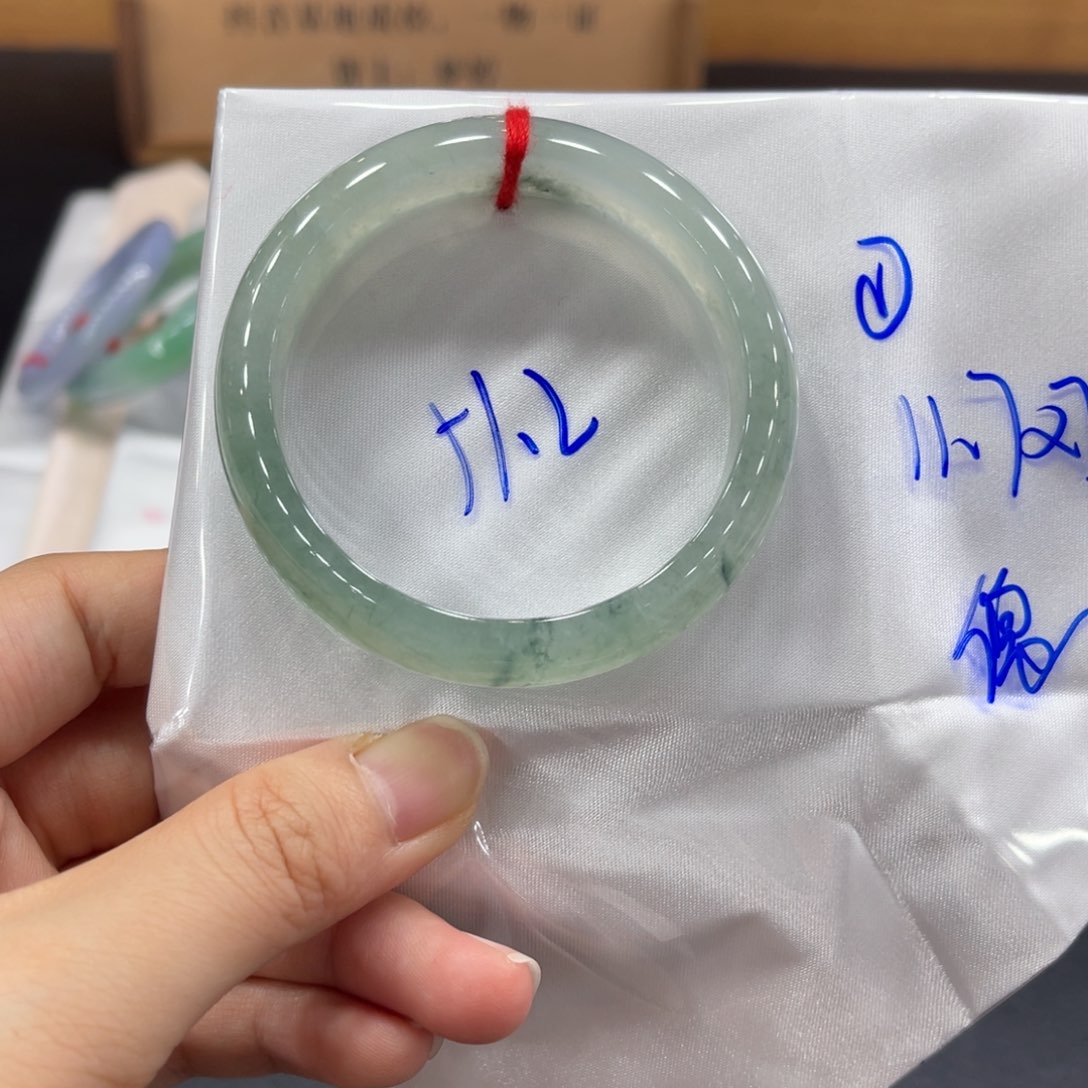 翡翠手镯未镶嵌翡翠