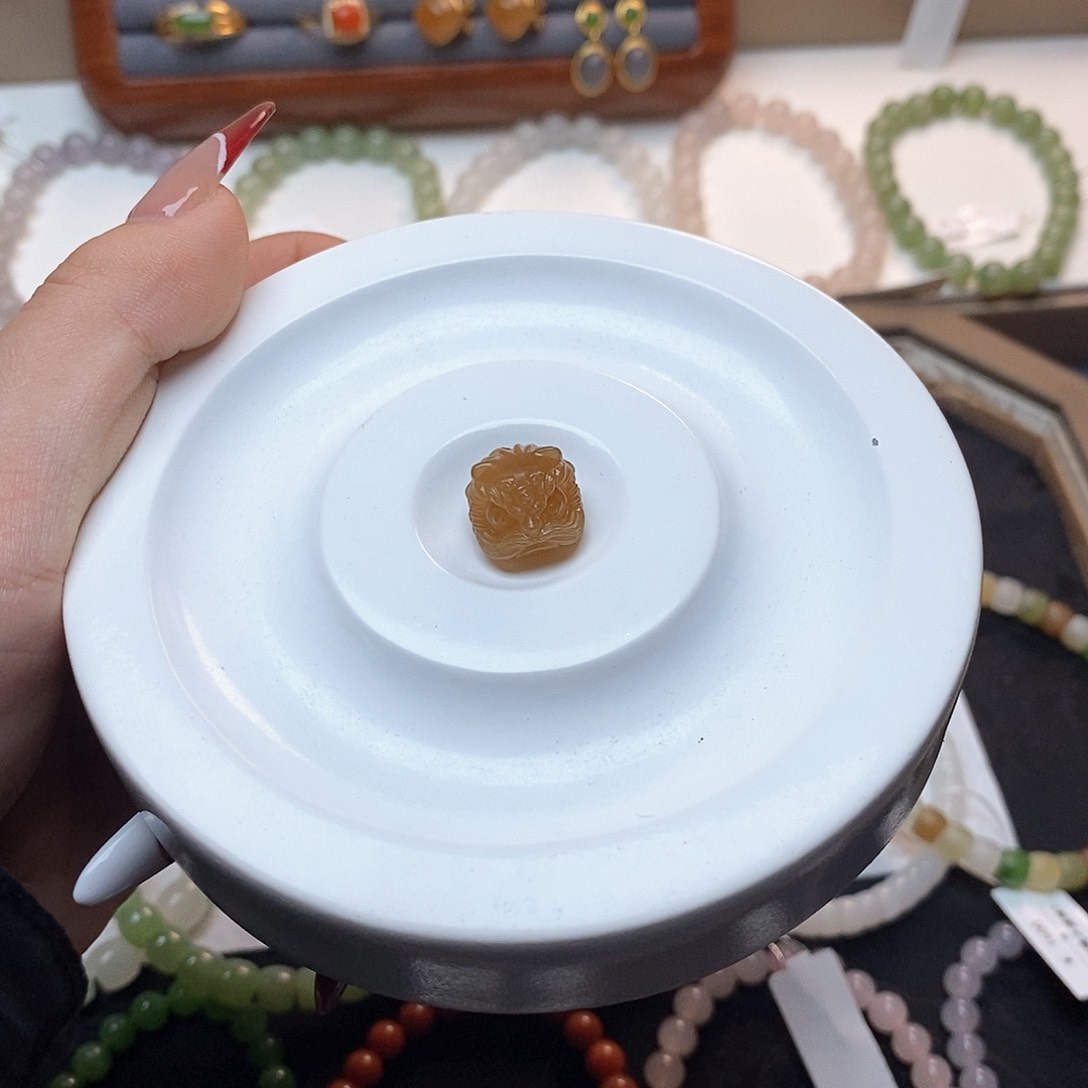 和田玉颈饰未镶嵌黄金糖醒狮