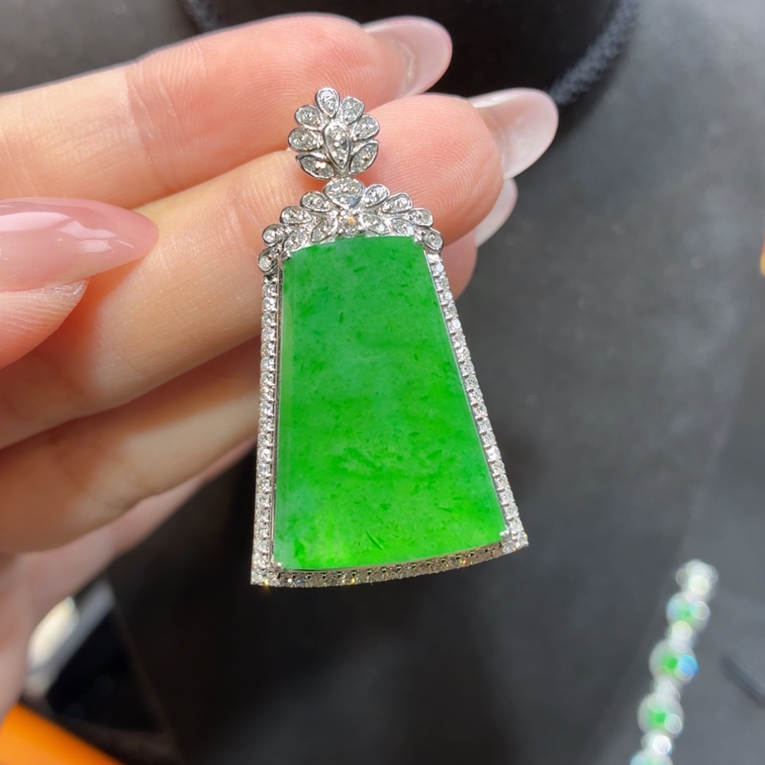 翡翠18K金镶嵌颈饰