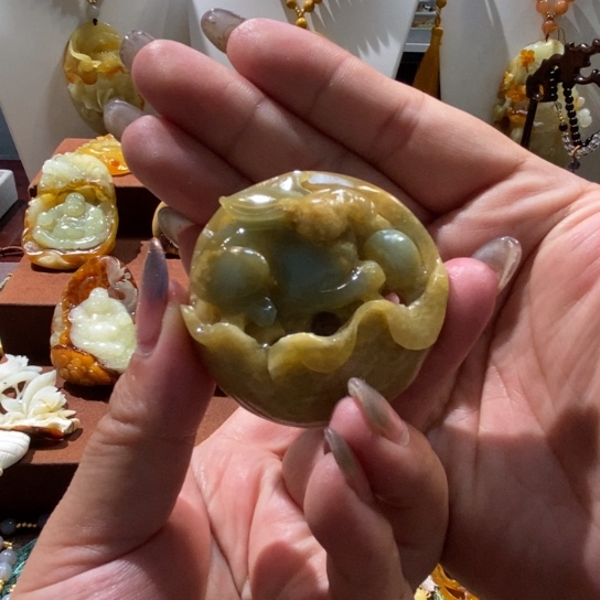 蛇纹石玉未镶嵌颈饰