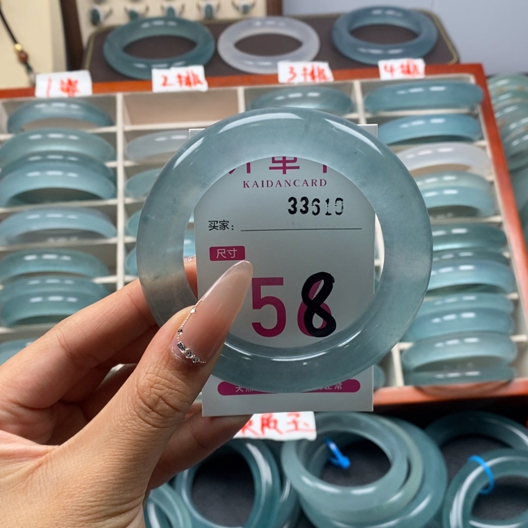 薄***夏石英质玉未镶嵌手镯