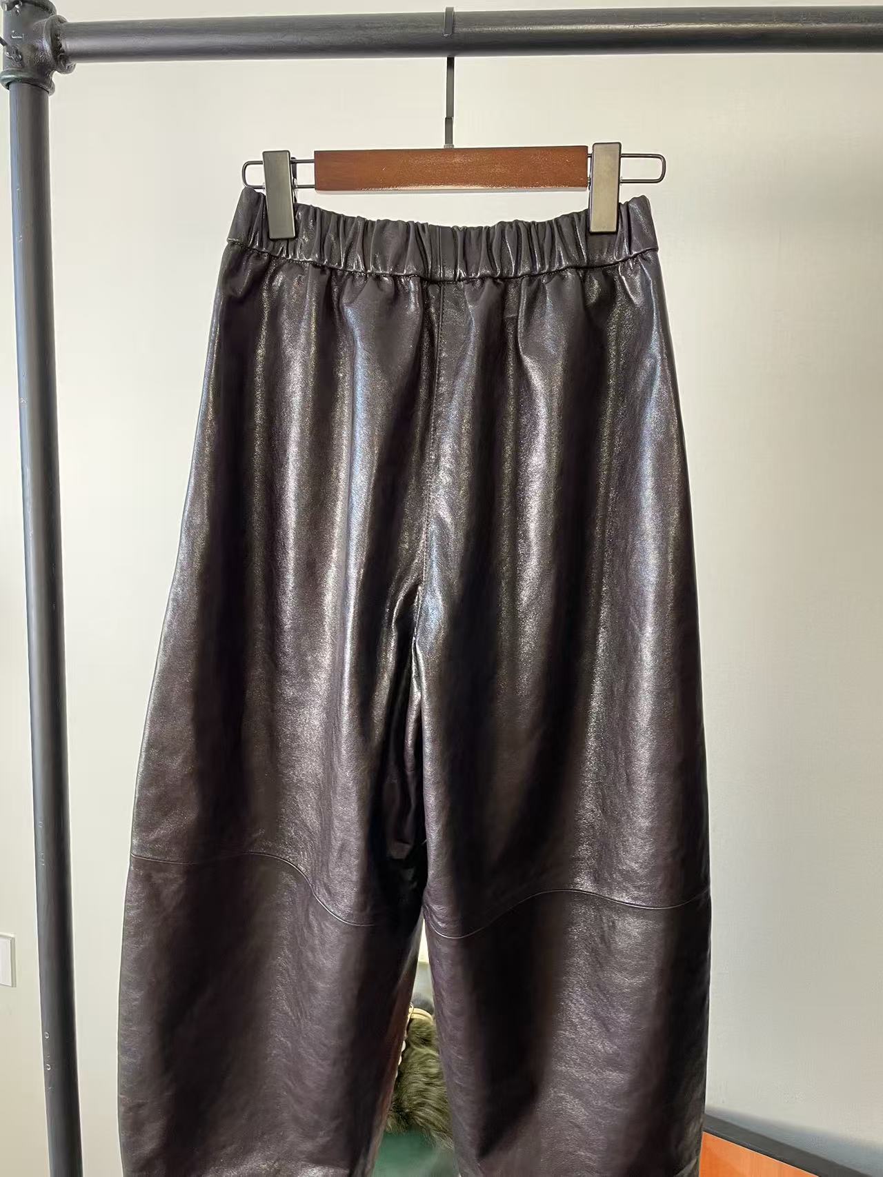 2025翡翠油蜡绵羊皮紫色阔腿裤松紧腰休闲裤春秋冬八分皮裤绵羊皮