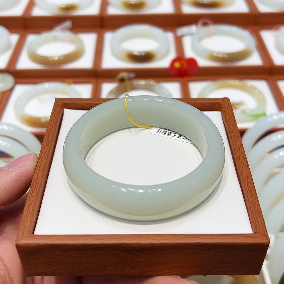 和田玉手镯未镶嵌青白玉