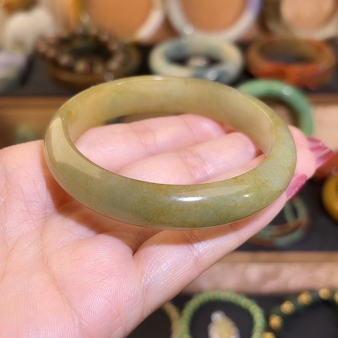 翡翠手镯未镶嵌满色糯冰黄翡