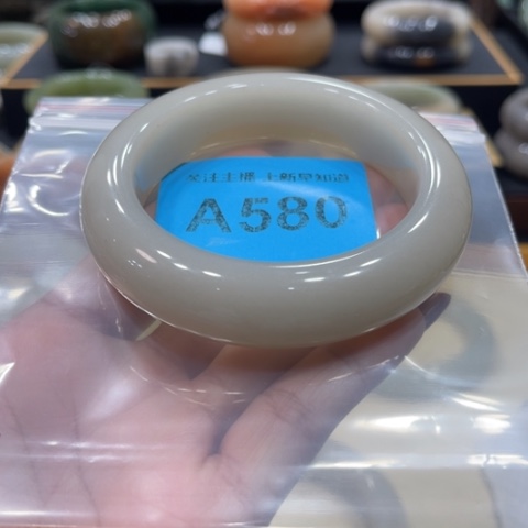 未镶嵌手镯石英质玉扬*