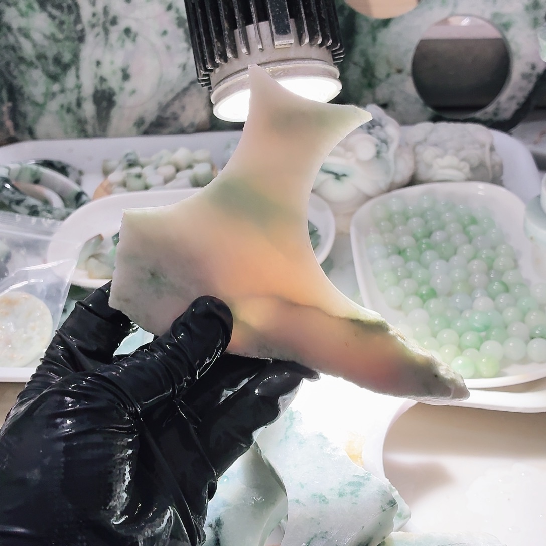 翡翠未镶嵌颈饰边角料