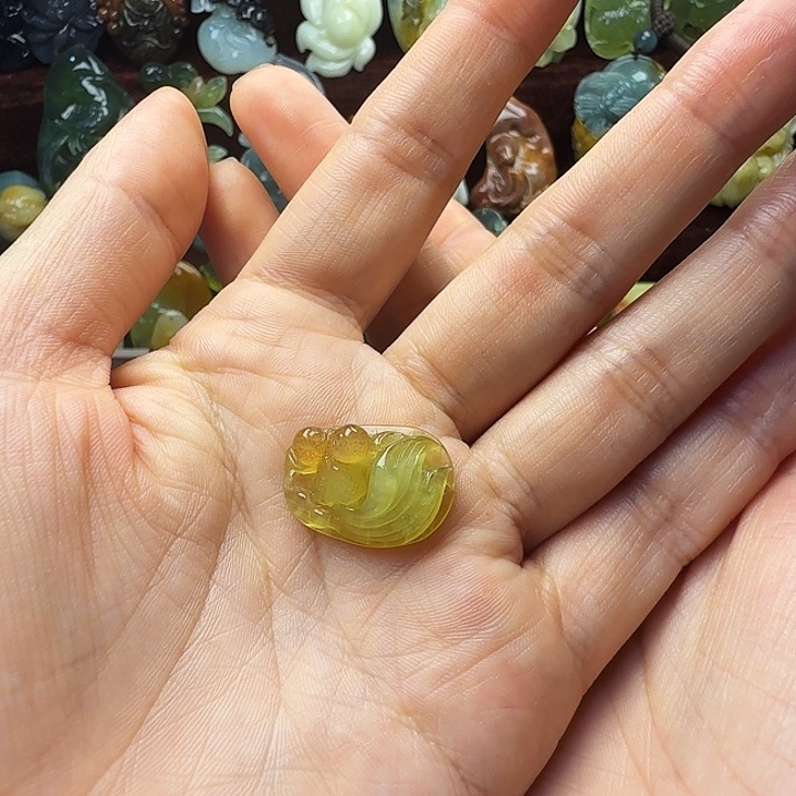 熊***觉蛇纹石玉未镶嵌颈饰