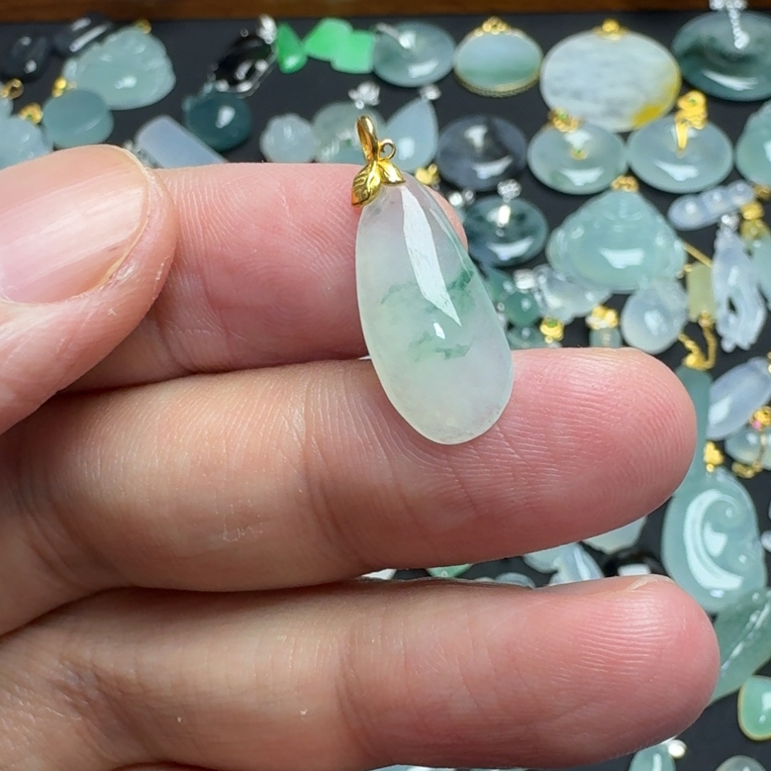 *****翡翠18K金镶嵌颈饰福瓜