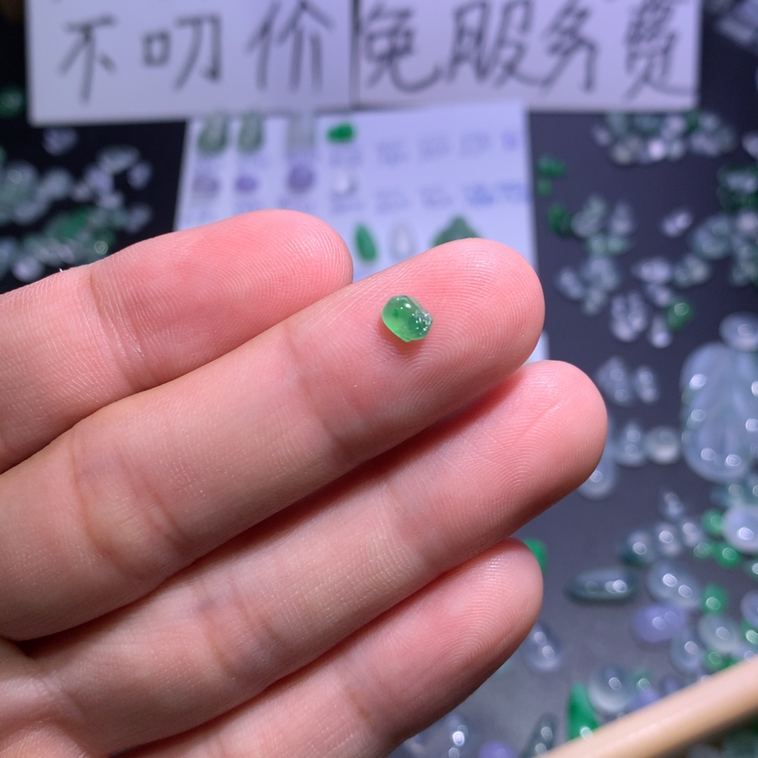 翡翠未镶嵌颈饰金蟾