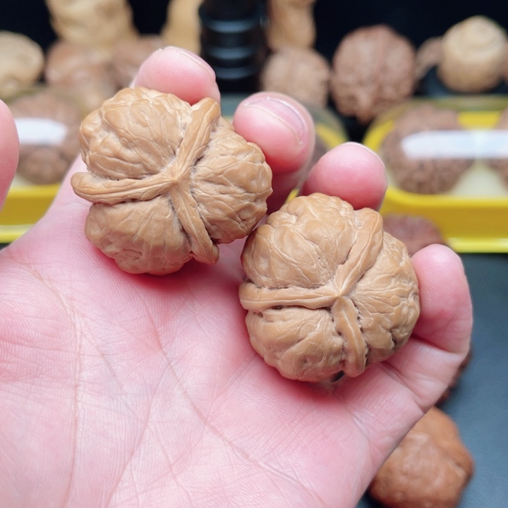 文玩核桃把件蛤蟆头三棱37×36×36