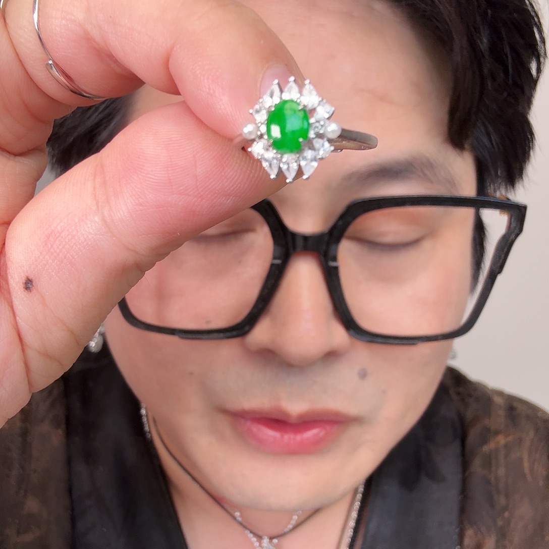 翡翠未镶嵌颈饰一件