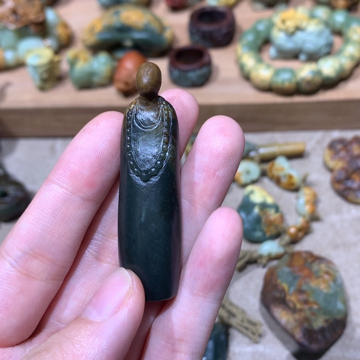 未镶嵌岫岩河磨玉（透闪石质玉）把件