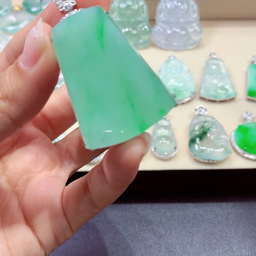 素***心翡翠18K金镶嵌颈饰翡翠
