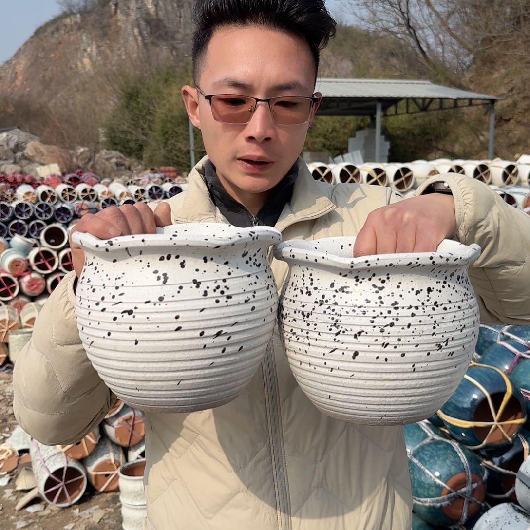 紫砂花盆口20高17（两个白色胖子欧点点