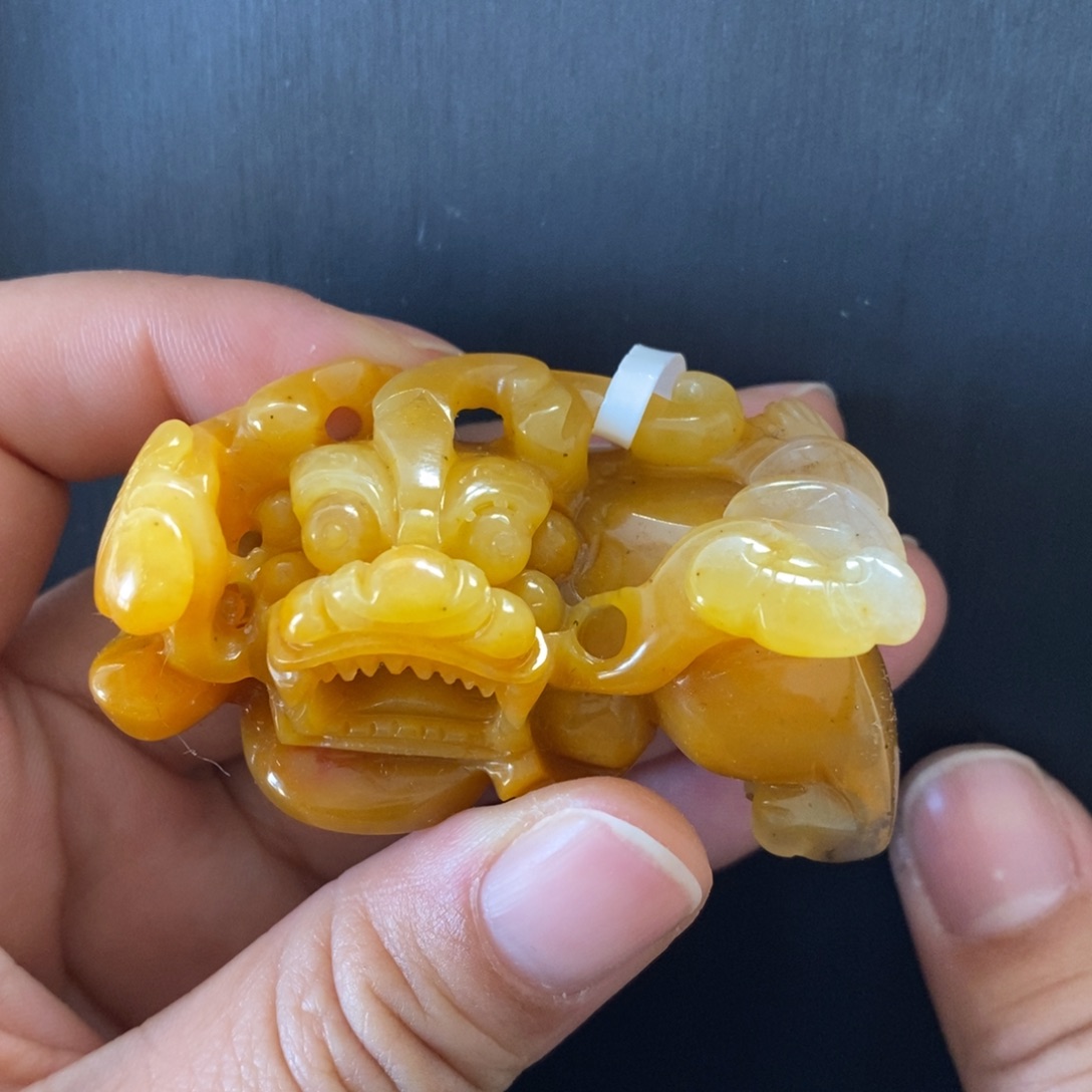 石英质玉（黄龙玉）未镶嵌颈饰有石纹