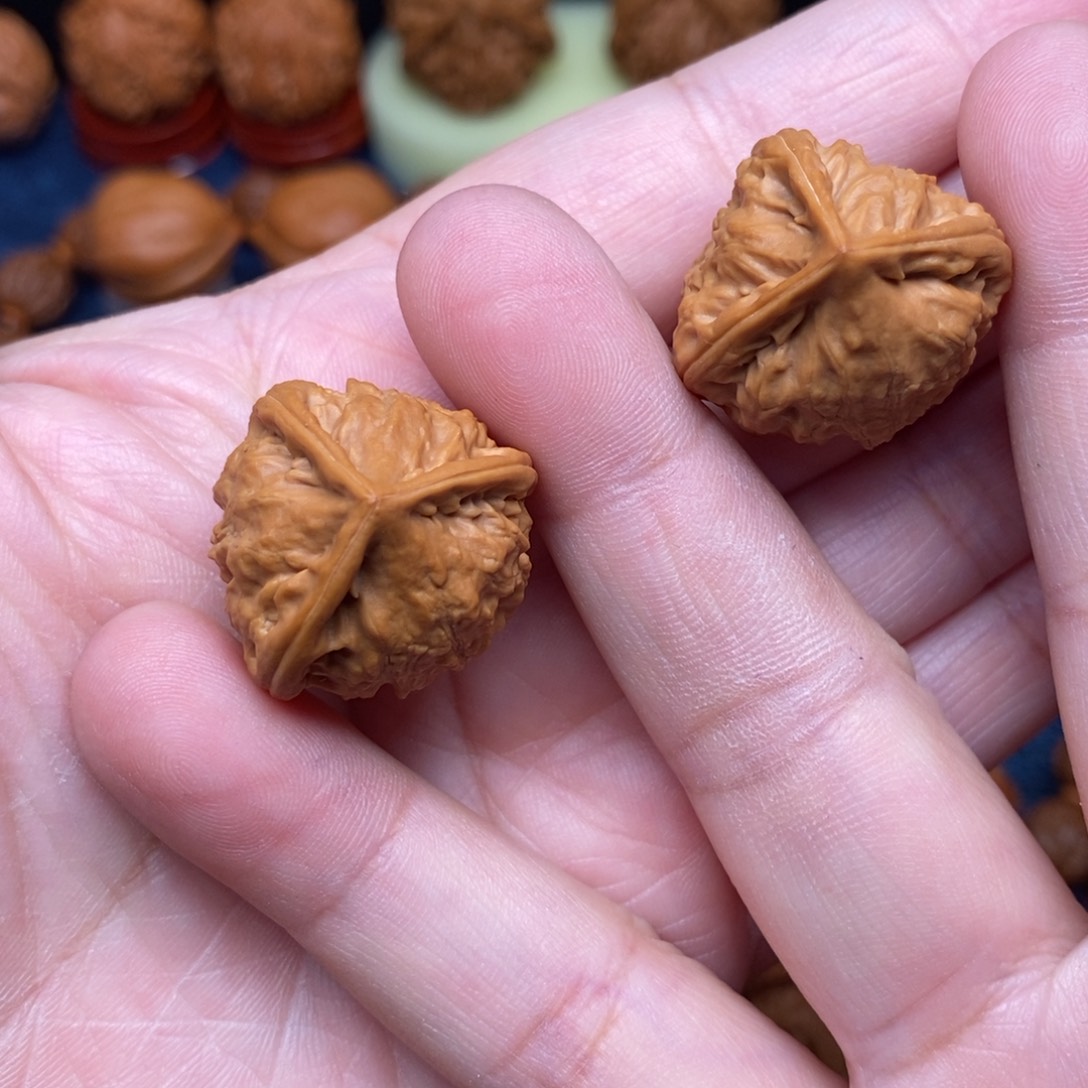 文玩核桃把件手捻粗筋人奔